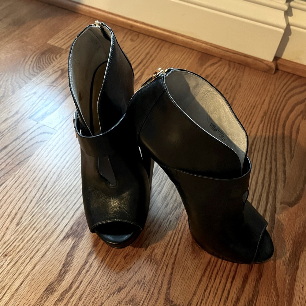 Michael Kors peep toe black bootie shoe 7.5M